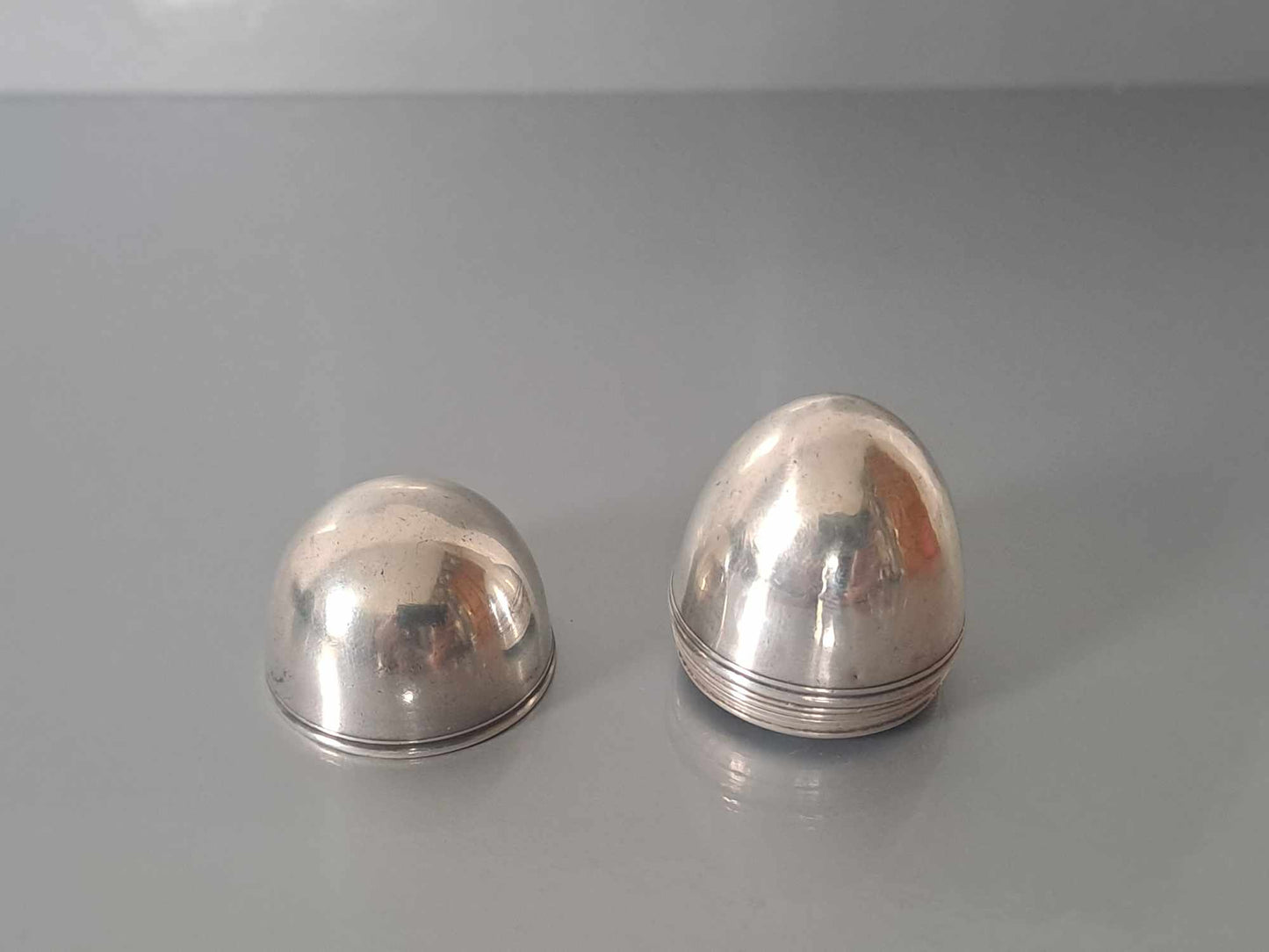 Georgian solid silver egg shaped nutmeg grater. Samuel Meriton.