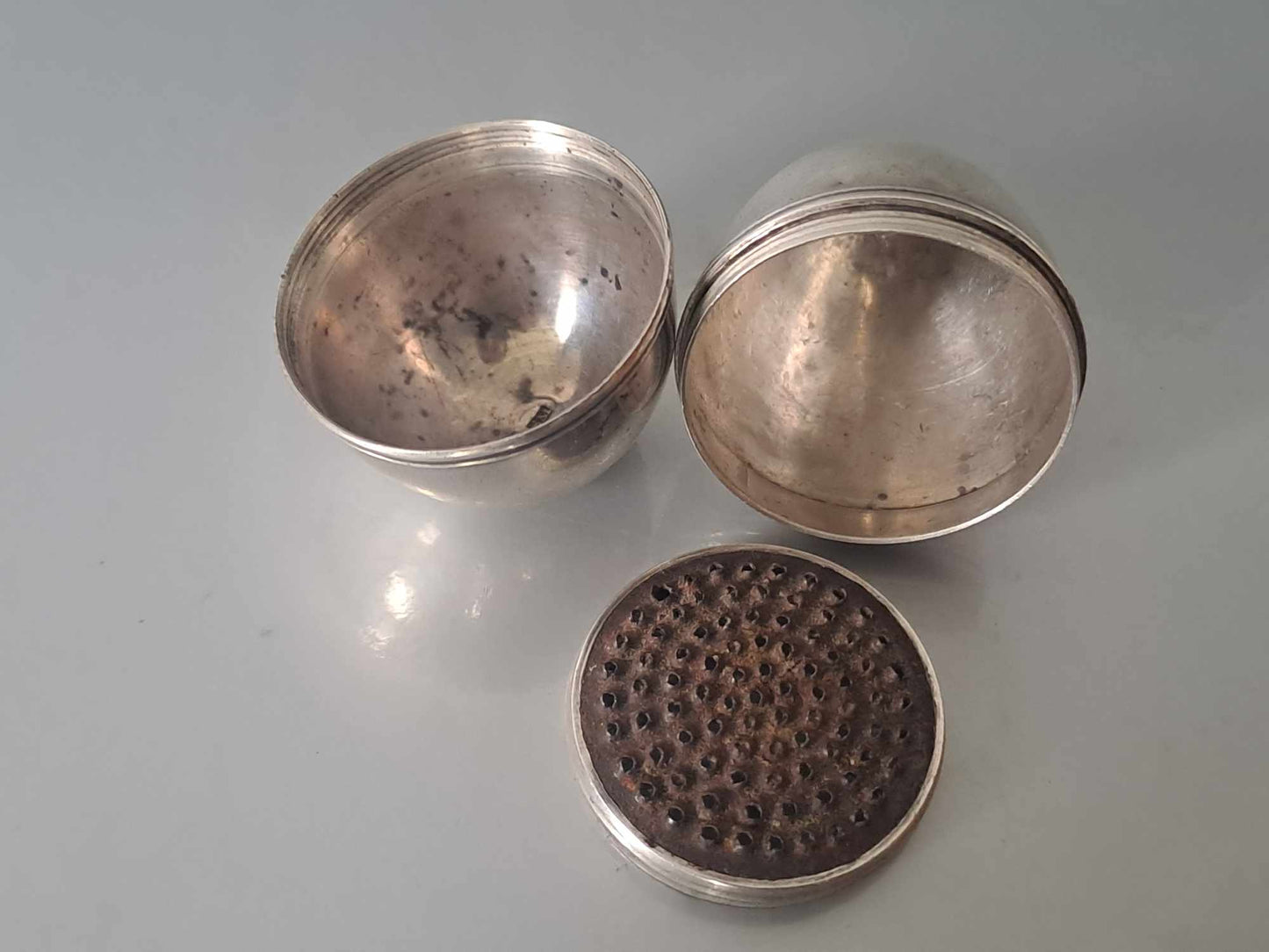 Georgian solid silver egg shaped nutmeg grater. Samuel Meriton.