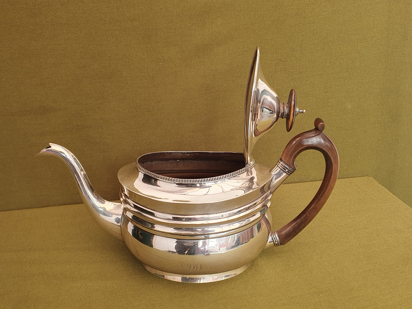 Georgian - Peter & William Bateman solid silver tea pot. London 1809.