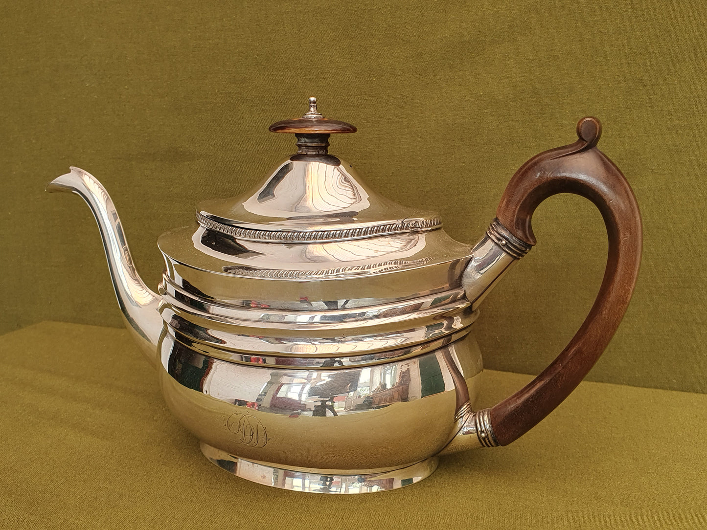 Georgian - Peter & William Bateman solid silver tea pot. London 1809.