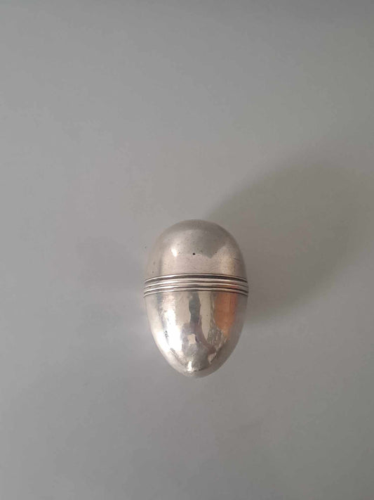 Georgian solid silver egg shaped nutmeg grater. Samuel Meriton.