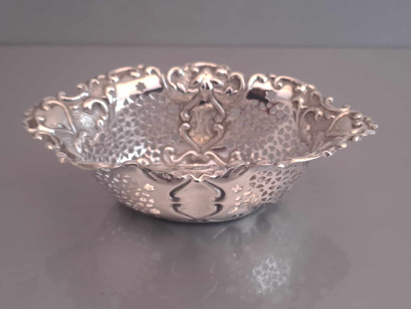 Solid silver sweet/bon bon dish. Mappin & Webb. Birmingham 1902.