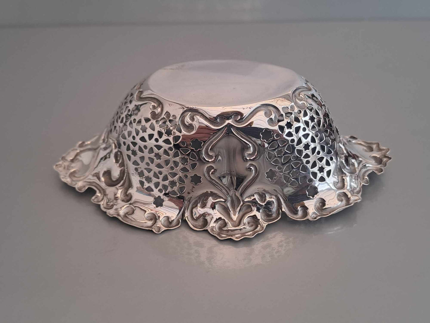 Solid silver sweet/bon bon dish. Mappin & Webb. Birmingham 1902.