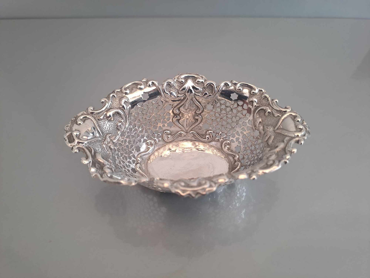 Solid silver sweet/bon bon dish. Mappin & Webb. Birmingham 1902.