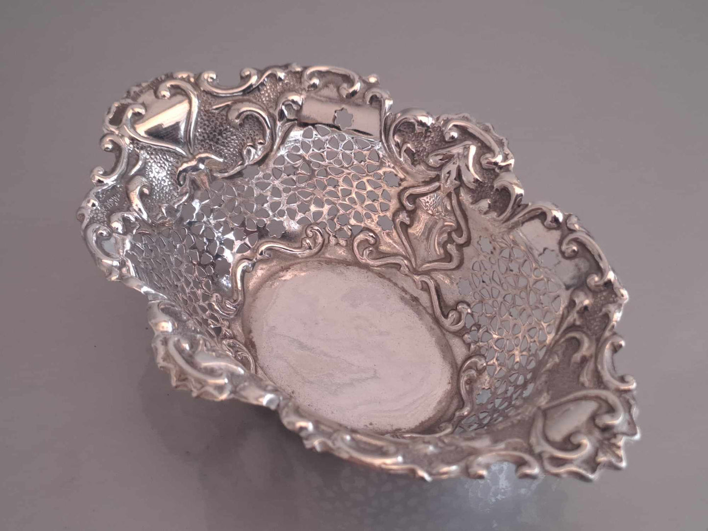 Solid silver sweet/bon bon dish. Mappin & Webb. Birmingham 1902.