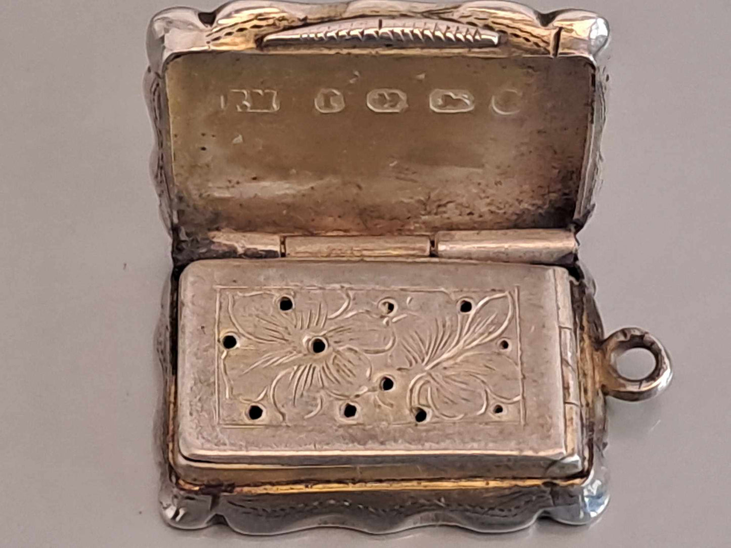 Solid Silver Vinaigrette. Birmingham 1891 by Robert Mitchell.