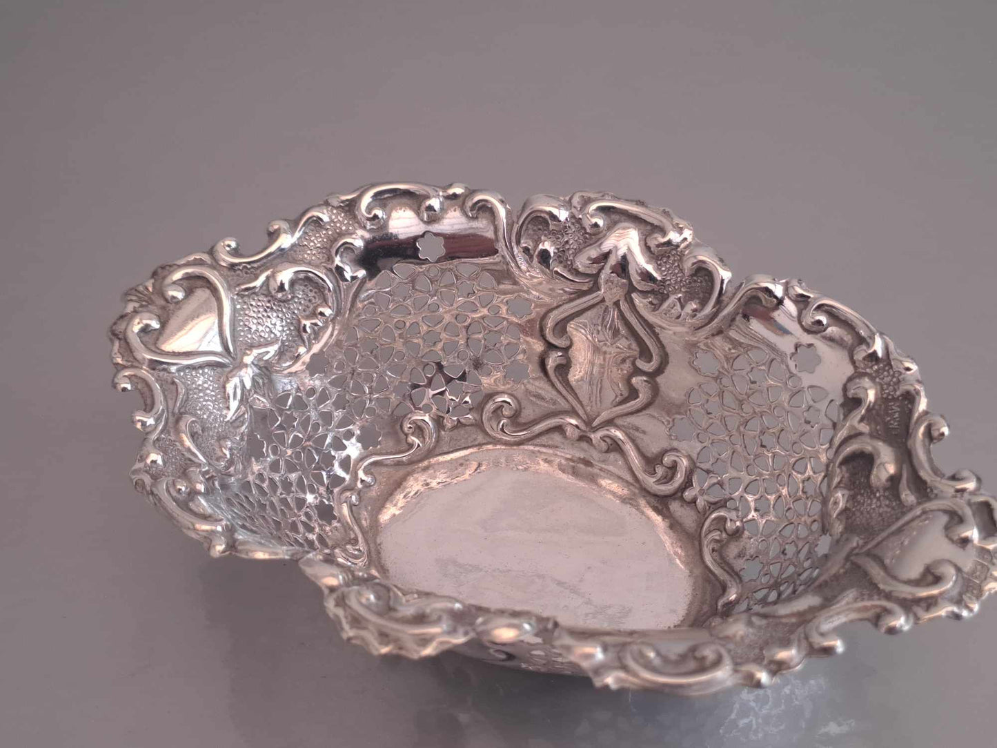 Solid silver sweet/bon bon dish. Mappin & Webb. Birmingham 1902.