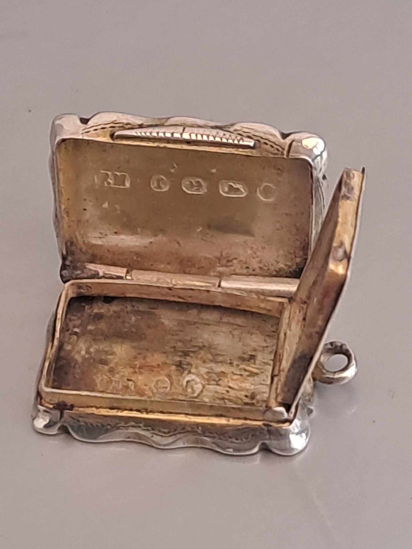 Solid Silver Vinaigrette. Birmingham 1891 by Robert Mitchell.