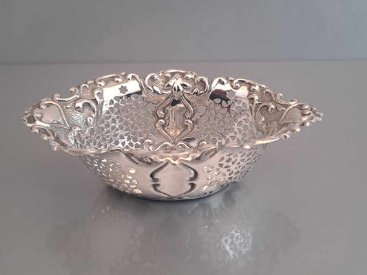 Solid silver sweet/bon bon dish. Mappin & Webb. Birmingham 1902.